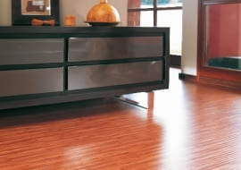 Współczesna wykładziny naśladują aktualne wzornicze trendy drewnianych podłóg, tutaj w postaci egzotycznego przemysłowego parkietu.