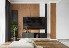 Biel, drewno i marmur - elegancki apartament