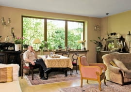 <B>Dzwonków i aniołów znajdziemy tutaj bez liku, ale największą pasją gospodarzy są piękne antyki. I chociaż dom już niemal pęka w szwach, gdy tylko pojawi się jakiś fascynujący egzemplarz, od razu znajdują dla niego miejsce - każdy mebel z duszą może tu bowiem liczyć na ciepły kąt i troskliwą opiekę.</B> <BR />Obite welurem mahoniowe krzesła pochodzą z okresu Ludwika Filipa. Na oparciu każdego z nich wyrzeźbiono inny motyw roślinno-owocowy.