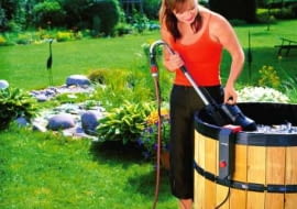 Rośliny w ogródku można podlewać prosto z beczki za pomocą zraszacza. Wykorzystuje się do tego celu zanurzeniowe pompy do wody czystej.