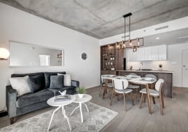 Apartament z betonowym sufitem