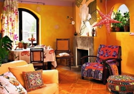 WNETRZA POKOJ MEBLE KOLOR LACZENIE WZOROW STYLIZACJA CARMEN PEREZ FOT. RAFAL LIPSKI PUBLIKACJA CZTERY KATY NR 6 (188) - 6 2007 SLOWA KLUCZOWE: ARCHITEKTURA MEBLE WNETRZA