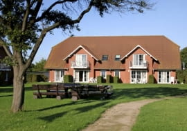 Na bliźniaka potrzeba mniej ziemi niż na dom wolno stojący i trochę mniej materiałów budowlanych.