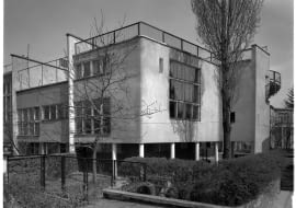 Dom własny Bohdana Lacherta przy ul. Katowickiej 9 w Warszawie, widok od strony ogrodu, fot. Witalis Wolny, 1972, Instytut Sztuki Polskiej Akademii Nauk