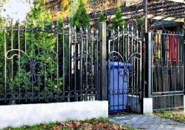 Śmietnik tuż przy płocie i przy granicy z sąsiadem - daleko od wejścia - to optymalne rozwiązanie, na które niestety nie wszyscy będą mogli sobie pozwolić