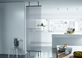 Grzejnik Zehnder Excelsior znakomicie nadaje się do realizacji indywidualnych koncepcji aranżacyjnych. Klasyczne i eleganckie płaskie profile mają lekki wygląd. Grzejniki można montować na ścianie lub jako ściankę działową.