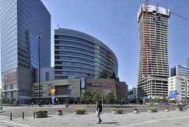 Żagiel Daniela Libeskinda wystrzelił w górę. Złota 44 ma już 44 piętra, do wybudowania pozostało ich już tylko 10. Powstające w sąsiedztwie najwyższego warszawskiego budynku- Pałacu Kultury i Nauki, dzieło amerykańskiego architekta ma być najwyższym apartamentowcem w Polsce. Docelowo ma mieć 54 piętra i 192 metry wysokości.