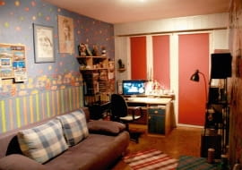 <B>Nowy industrialny wystrój pokoju Adriana odzwierciedla marzenia chłopca o życiu w światowej metropolii. Aranżując wnętrze, stylistka zadbała też o tak konieczny tu estetyczny ład.</B> <BR />PRZED ZMIANĄ: W pokoju Adriana pojawiały się coraz to inne, niepasujące do siebie meble, dekoracje i kolory, czego efektem był bałagan, także stylistyczny.