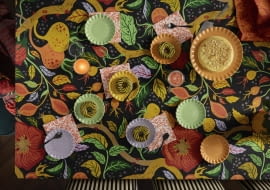 Talerze i obrus z kolekcji HÖSTAGILLE