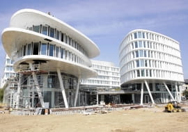 11.09.2012 WARSZAWA , ULICA ZWIRKI I WIGURY . BUDOWA KOMPLEKSU BIUROWEGO BUSINESS GARDEN WARSZAWA . DEWELOPEREM PROJEKTU JEST FIRMA SWEDECENTER , A GENERALNYM WYKONAWCA HOCHTIEF POLSKA . FOT. PRZEMEK WIERZCHOWSKI / AGENCJA GAZETA SLOWA KLUCZOWE: BUDOWA ARCHITEKTURA GARTEN BUSINESS INWESTYCJA INWESTYCJE