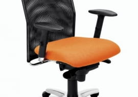 Aby czuć się komfortowo przy pracy, potrzebne jest komfortowe krzesło. Najlepiej obrotowe, na kółkach, z regulowanym siedziskiem, oparciem i podłokietnikami. Montana, obicie z tkaniny, regulacja wysokości i głębokości siedziska, wysokości podłokietników oraz odchylenia oparcia, mechanizm synchroniczny, 799 zł, Nowy Styl