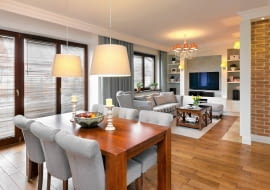 Czy do wnętrza inspirowanego stylem angielskim da się przemycić akcenty marynistyczne? To na pozór karkołomne przedsięwzięcie udało się w tym domu. Dzięki spójnej koncepcji wystroju, którą zaproponowała projektantka, odmienne upodobania gospodarzy nie były przeszkodą w stworzeniu przytulnego domostwa. <BR /> DOM. Angielski charakter salonu podkreśliły listwy sztukateryjne, prążkowany fotel uszak oraz stylowy kominek (w całej okazałości można go podziwiać na następnej stronie).