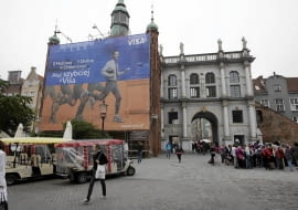 04.06.2013 Gdansk . Nielegalna reklama na Zlotej Bramie . Fot. Dominik Sadowski / Agencja Gazeta SLOWA KLUCZOWE: Bon Jovi