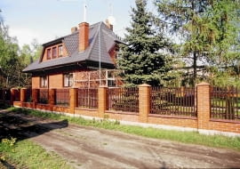 Widok na dom od strony ulicy