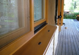 Wykonane z włókna szklanego, osadzone w sztywnych aluminiowych ramkach, moskitiery skutecznie za-bezpieczają przed uciążliwymi owadami.