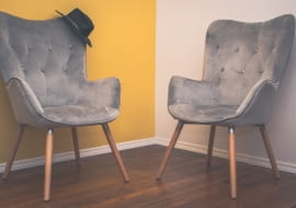 Jak wykorzystać krzesła pikowane w aranżacji wnętrz?