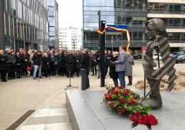 Skwer przy Okopowej 33 nosi oficjalnie imię Stefana Kuryłowicza.