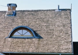 Układanie wiórów to zadanie precyzyjne i pracochłonne; na zamocowanie 1 m2 pokrycia potrzeba około 300 gwoździ