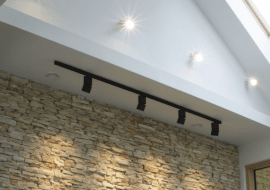 System szynowy - oświetlenie do nowocześnie urządzonego wnętrza.