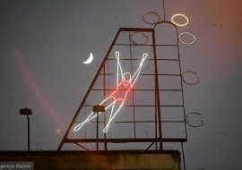 Neon 'Siatkarka' w Warszawie