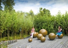 Złote kule to siedziska, z których można kontemplować minimalistyczną kompozycję pod tytułem 'Pustka w dłoni'