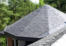 Dach pokryty łupkiem, ułożonym "na dziko"