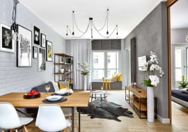 To wnętrze stworzyły przede wszystkim materiały: cegła, beton i stal. Industrialny klimat podkreślają również kolory, meble o metalowej konstrukcji oraz dodatki, takie jak żarówki bez oprawy. Surowy wystrój ocieplają żółte akcenty i bukiety żywych kwiatów.