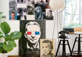 Tablica wspomnieniowa wisząca w sypialni gospodarza, zrobiona przez niego ze zdjęć najbliższych.