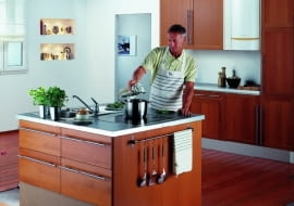 Ponieważ moc kotłów gazowych montowanych w domach jednorodzinnych nie przekracza zazwyczaj 30 kW, to zgodnie z przepisami możemy je umieścić nie tylko w kotłowni, ale w każdym innym pomieszczeniu nieprzeznaczonym na stały pobyt mieszkańców