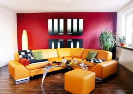 CZERWIEŃ, ŻÓŁĆ, ZIELEŃ. Dużo czerwieni, zieleń, czyli jej przeciwieństwo, oraz żółć. Zieleń, mimo że występuje jedynie w akcentach, wystarczająco równoważy mocne działanie swojej pary. Kompozycję uzupełnia złamany żółty, w kole barw leżący blisko czerwieni.