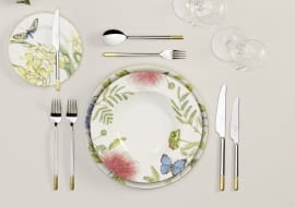 Tradycyjne nakrycie stołu jest eleganckie i szykowne. Pasuje do każdej okazji.