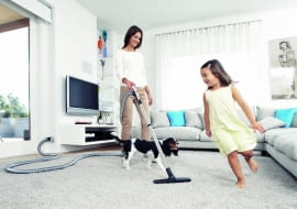 Niewielkie odkurzacze do małych domów są bardzo ciche, natomiast duże i wydajne urządzenia cykloniczne wykorzystują głośniejsze silniki, dlatego stosuje się w nich efektywne tłumiki hałasu.