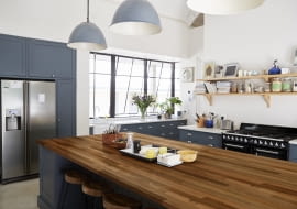 W ergonomicznej kuchni wszystko ma być w zasięgu ręki i wzroku. Zlew, blat i lodówka oraz kuchenka ustawiona tak, byśmy nie musieli biegać, aby z nich skorzystać.