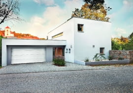 W każdym garażu sprawdzi się brama o mocnej konstrukcji, wypełnionej pianką poliuretanową o grubości 60 mm i ze specjalnymi systemami uszczelnień. To przekłada się na dobrą izolacyjność termiczną bramy