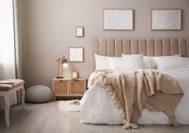 Niektórzy lubią spać na miękkim, inni na twardym. To nie jest najważniejsze! Na co zwrócić uwagę kupując materac do spania?