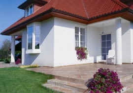 Niewielki klasyczny wykusz - ceniona ozdoba współczesnych budynków jedno-rodzinnych. Zadaszenie wykusza może przybierać rozmaite formy. Tutaj wykusz schował się pod szeroki dach budynku.