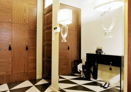 PRZEDPOKÓJ: Nie musi być tylko funkcjonalny. Może, a nawet powinien być również ciekawie zaaranżowany. Obejrzyjcie pomysłowo urządzone wnętrza oraz praktyczne meble i kolorowe dodatki, które ułatwią codzienne korzystanie z tego pomieszczenia.<BR > Przedpokój jak salonik, a w nim fornirowana palisandrem szafa wnękowa z zabawnymi chwostami na uchwytach, stylizowane siedzisko i konsolka. Podłoga, wyłożona płytkami gresu w dwóch kolorach, przypomina pałacową posadzkę. Wystrój zwieńcza lustro na całą ścianę i przymocowane do niego kinkiety, które wyglądają jak unoszące się w powietrzu lampy.