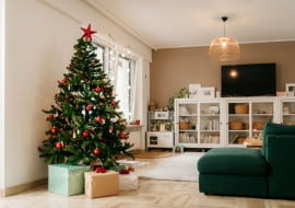 Ekskluzywne choinki sztuczne - czy warto dopłacić? Porównanie tańszych i droższych modeli