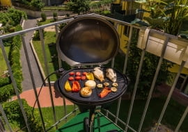 Grill elektryczny na balkonie