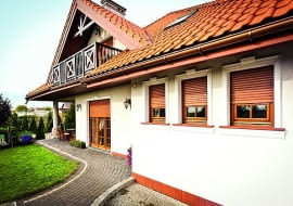 Rolety zewnętrzne ze skrzynkami "schowanymi" w elewacji