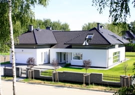 Widok domu od strony ulicy. Budynek jest realizacją projektu gotowego