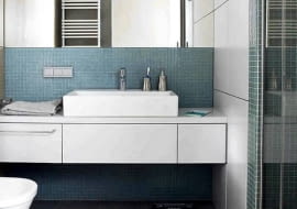 Wygodny dostęp do urządzeń sanitarnych, liczne szafki lub półki przeznaczone na rzeczy każdego z domowników, klarowny podział na strefy o różnej funkcji oraz estetyczny wygląd wnętrza. Dopiero gdy te warunki zostaną spełnione, można mówić o idealnie zaprojektowanej łazience. <BR />ŁAZIENKA: Wygoda na czterech metrach. Podwieszana szafka z umywalką zajmuje całą szerokość ściany. Umocowane nad nią duże lustro oraz szklana mozaika w jasnym kolorze optycznie powiększają czterometrowe wnętrze.