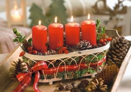 Wieniec adwentowy "Koszyczek". Koszyczek z lakierowanej stali wypełniono mchem i malutkimi szyszkami modrzewia oraz większymi - sosny. Do ozdoby użyto gałązek bukszpanu i owoce dzikiej róży