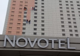 04.04.2012 WARSZAWA , PRZEMALOWANY NA DWA KOLORY HOTEL NOVOTEL PRZY SKRZYZOWANIU UL. MARSZALKOWSKIEJ I AL. JEROZOLIMSKICH . FOT. STEFAN ROMANIK / AGENCJA GAZETA