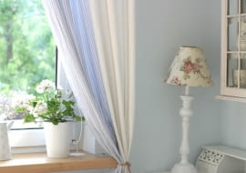 Romantyczny zakątek. Biel i błękit z odrobiną róż to najlepsza tonacja na letnie upały