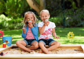 PIASKOWE POLE Młodsze dzieci chętnie bawią się w piaskownicy. Wystarczy mała (o pow. 1 m˛ i głębokości 30 cm), ograniczona ściankami z desek lub palisadą z grubych kołków, pełniących też funkcję siedziska. Ze względów bezpieczeństwa nie stosujmy twardych, betonowych czy kamiennych krawężników. Jeżeli w ogródku pojawiają się koty lub psy, zainstalujmy pokrywę, by piasek był zawsze czysty