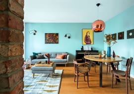 Obraz nad sofą był jednym z pierwszych elementów kupionych do tego mieszkania; do niego dopasowano kolorystykę detali. Stół zaprojektowała Patrycja Rabińska; krzesła pochodzą z rodzinnego domu Jakuba. Lampa Copper Shade (Tom Dixon).