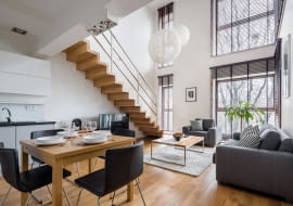 Drewniane schody w mieszkaniu z antresolą