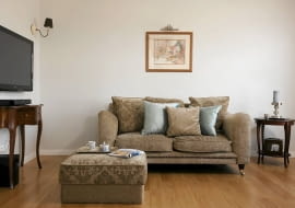 W taki właśnie sposób pani Ania myślała o swoim mieszkaniu. Jej praca wiąże się z częstymi podróżami, jest emocjonująca i bardzo odpowiedzialna, dlatego dom miał zapewniać warunki do prawdziwego relaksu. Właścicielka marzyła o jasnym wnętrzu, urządzonym spokojnie, komfortowo i kobieco. Projektantka spełniła te oczekiwania. <BR /> MIESZKANIE. Widok na kąt wypoczynkowy.