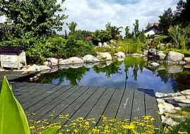 Pomost to nie tylko miejsce wypoczynku. Stąd rozpościerają się najpiękniejsze widoki na na ogród.